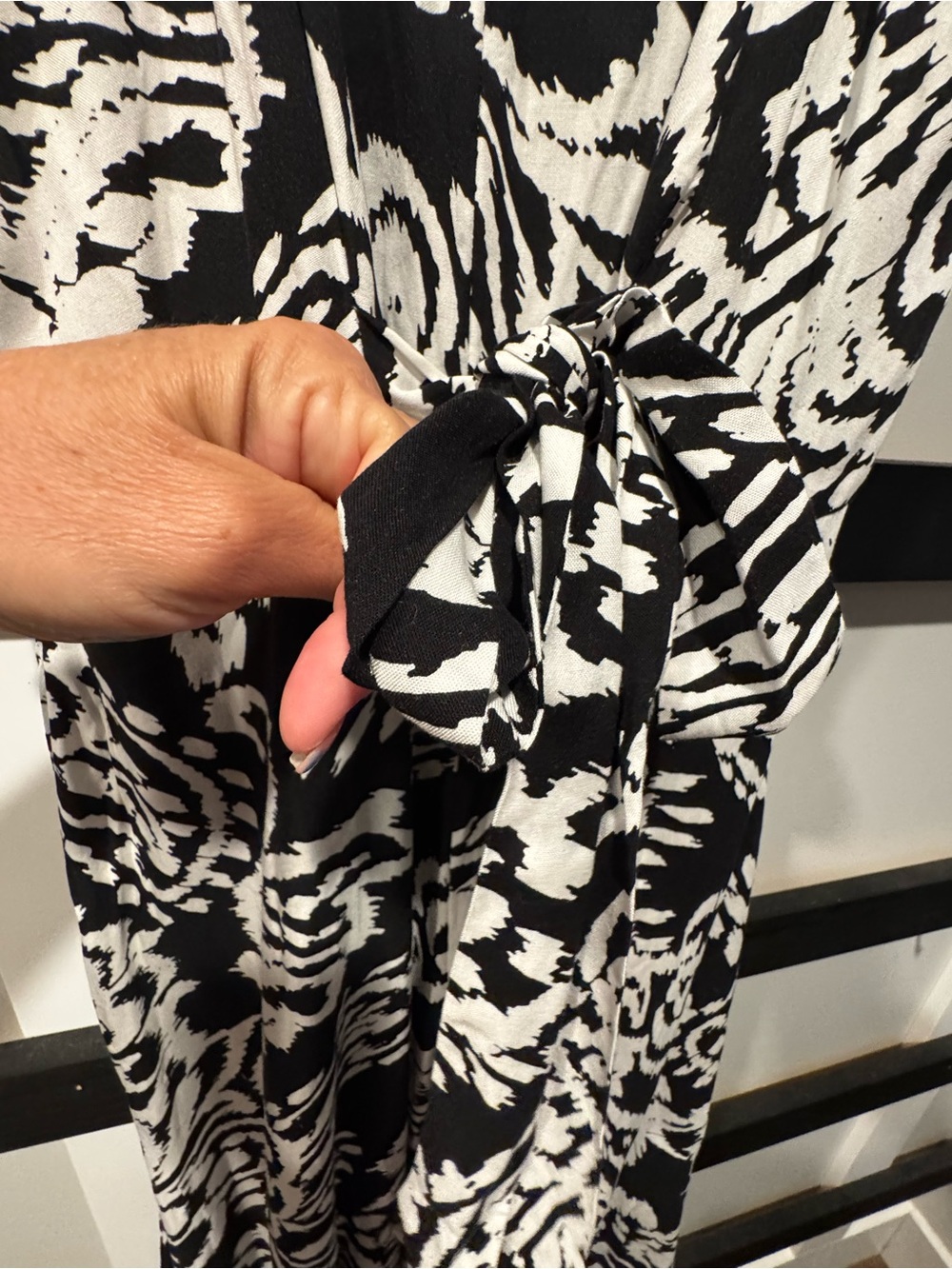 1 STATE Black & White Abstract tapered leg jumpsuit. - Picture 4 of 15